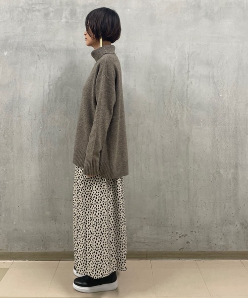 BEARDSLEY（ビアズリー）の「ヤクとメリノウールを混紡したとてもやわらかな 後ろスリットタートルニット（ニット/セーター・レディース・スカイブルー/モカ・FREE）」の4枚目の写真