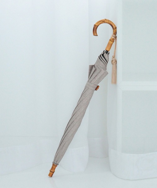 utatane（ウタタネ）の「日傘 完全遮光100％ 晴雨兼用 竹ハンドル シャンブレー調（長傘・レディース・ベージュ/スミクロ/スモークピンク/アッシュブラウン/モカ/ブルー・FREE）」の3枚目の写真