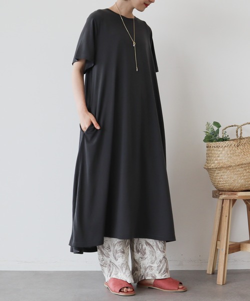 AMERICAN HOLIC（アメリカンホリック）の「サラッとミモレAラインカットワンピース（ワンピース・レディース・グレイッシュベージュ/ブラック/ライトグリーン/グリーン/ブラウン/チャコールグレー・M/L）」の2枚目の写真