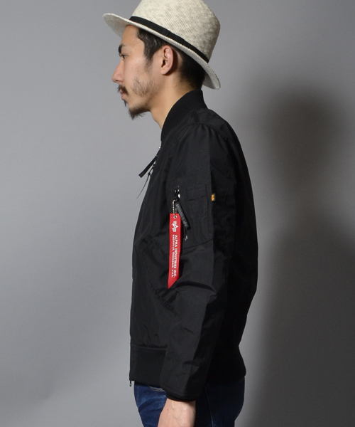 ※ALPHA（アルファ）の「ALPHA × AMERICAN RAG CIE 別注ナイロンMA-1（ミリタリージャケット・メンズ・ベージュ/ブラック・LARGE/SMALL/MEDIUM）」の4枚目の写真