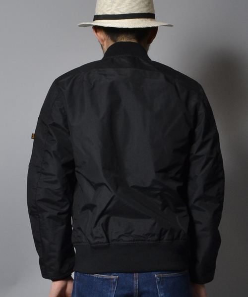 ※ALPHA（アルファ）の「ALPHA × AMERICAN RAG CIE 別注ナイロンMA-1（ミリタリージャケット・メンズ・ベージュ/ブラック・LARGE/SMALL/MEDIUM）」の5枚目の写真