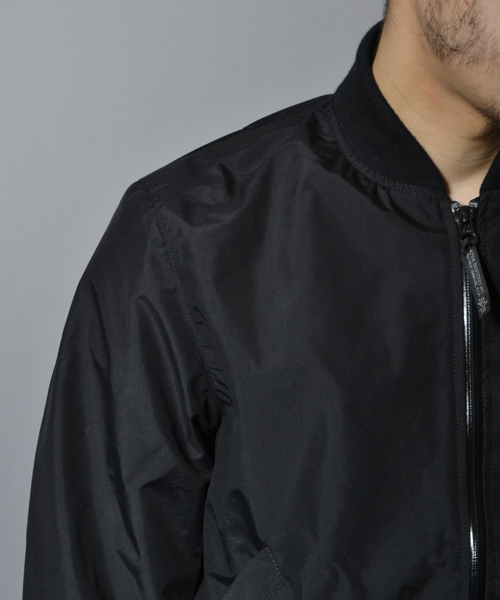 ※ALPHA（アルファ）の「ALPHA × AMERICAN RAG CIE 別注ナイロンMA-1（ミリタリージャケット・メンズ・ベージュ/ブラック・LARGE/SMALL/MEDIUM）」の6枚目の写真