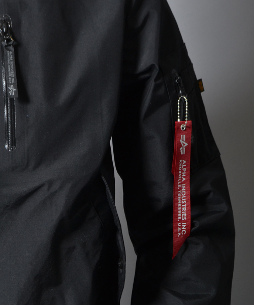 ※ALPHA（アルファ）の「ALPHA × AMERICAN RAG CIE 別注ナイロンMA-1（ミリタリージャケット・メンズ・ベージュ/ブラック・LARGE/SMALL/MEDIUM）」の7枚目の写真