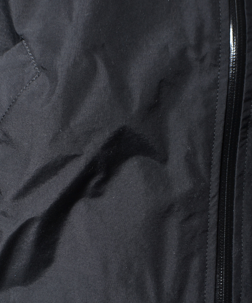 ※ALPHA（アルファ）の「ALPHA × AMERICAN RAG CIE 別注ナイロンMA-1（ミリタリージャケット・メンズ・ベージュ/ブラック・LARGE/SMALL/MEDIUM）」の8枚目の写真