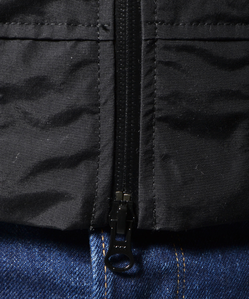 ※ALPHA（アルファ）の「ALPHA × AMERICAN RAG CIE 別注ナイロンMA-1（ミリタリージャケット・メンズ・ベージュ/ブラック・LARGE/SMALL/MEDIUM）」の15枚目の写真