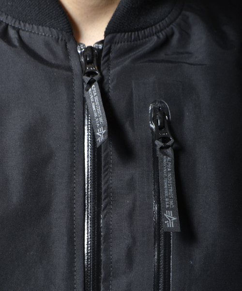 ※ALPHA（アルファ）の「ALPHA × AMERICAN RAG CIE 別注ナイロンMA-1（ミリタリージャケット・メンズ・ベージュ/ブラック・LARGE/SMALL/MEDIUM）」の16枚目の写真