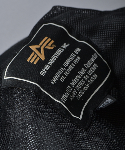 ※ALPHA（アルファ）の「ALPHA × AMERICAN RAG CIE 別注ナイロンMA-1（ミリタリージャケット・メンズ・ベージュ/ブラック・LARGE/SMALL/MEDIUM）」の17枚目の写真