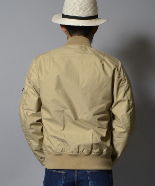 ※ALPHA（アルファ）の「ALPHA × AMERICAN RAG CIE 別注ナイロンMA-1（ミリタリージャケット・メンズ・ベージュ/ブラック・LARGE/SMALL/MEDIUM）」の11枚目の写真