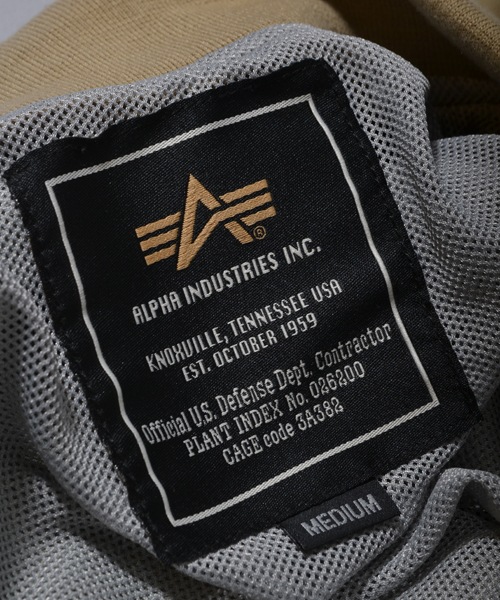 ※ALPHA（アルファ）の「ALPHA × AMERICAN RAG CIE 別注ナイロンMA-1（ミリタリージャケット・メンズ・ベージュ/ブラック・LARGE/SMALL/MEDIUM）」の12枚目の写真