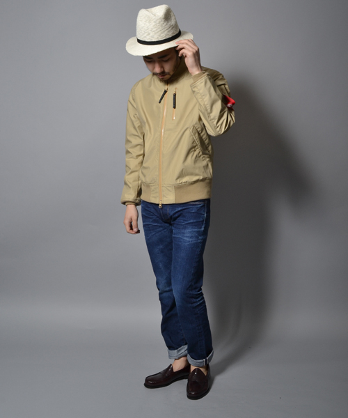 ※ALPHA（アルファ）の「ALPHA × AMERICAN RAG CIE 別注ナイロンMA-1（ミリタリージャケット・メンズ・ベージュ/ブラック・LARGE/SMALL/MEDIUM）」の9枚目の写真