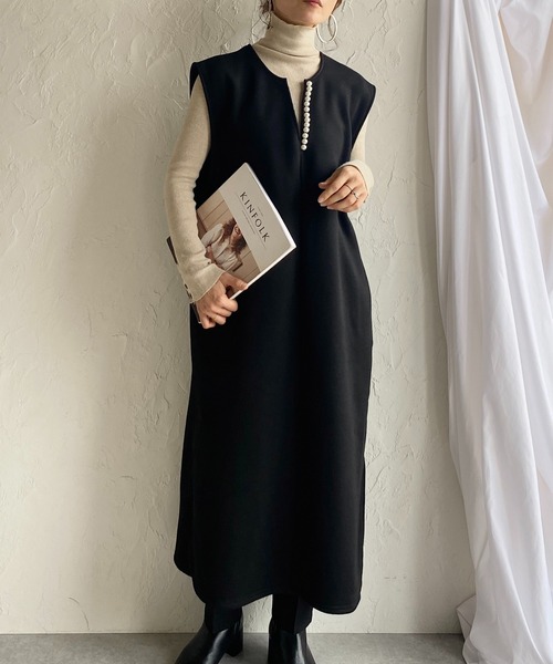 She's Closet(シーズクローゼット)の「裏起毛深Vネックパール付きジャンスカロングワンピース(ジャンパースカート・レディース・モカ/ブラック/チャコールグレー・FREE)」の2枚目の写真