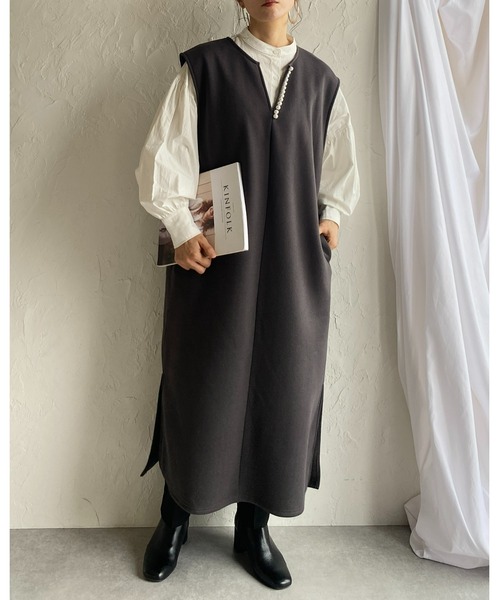 She's Closet(シーズクローゼット)の「裏起毛深Vネックパール付きジャンスカロングワンピース(ジャンパースカート・レディース・モカ/ブラック/チャコールグレー・FREE)」の4枚目の写真