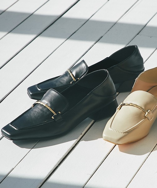 RIVE DROITE（リヴドロワ）の「スタイリングに合わせて2WAYで使える/ビット2WAYローファー（ローファー・レディース・ベージュ/ブラック・S/M/L）」の2枚目の写真