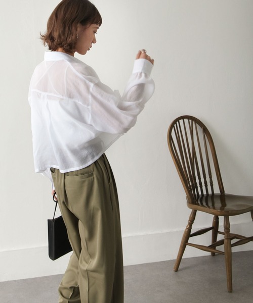 Chillfar(チルファー)の「ショート丈シアーシャツ(シャツ/ブラウス・レディース・ホワイト/グリーン/ピンク/ブルー/ブラック/グレイッシュベージュ・MEDIUM/LARGE)」の7枚目の写真