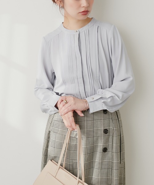 natural couture(ナチュラルクチュール)の「WEB限定 / ピンタック×パイピングブラウス(シャツ/ブラウス・レディース・オフホワイト/ピンクベージュ/サックスブルー/その他1・FREE)」の3枚目の写真