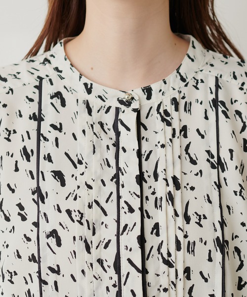 natural couture(ナチュラルクチュール)の「WEB限定 / ピンタック×パイピングブラウス(シャツ/ブラウス・レディース・オフホワイト/ピンクベージュ/サックスブルー/その他1・FREE)」の8枚目の写真