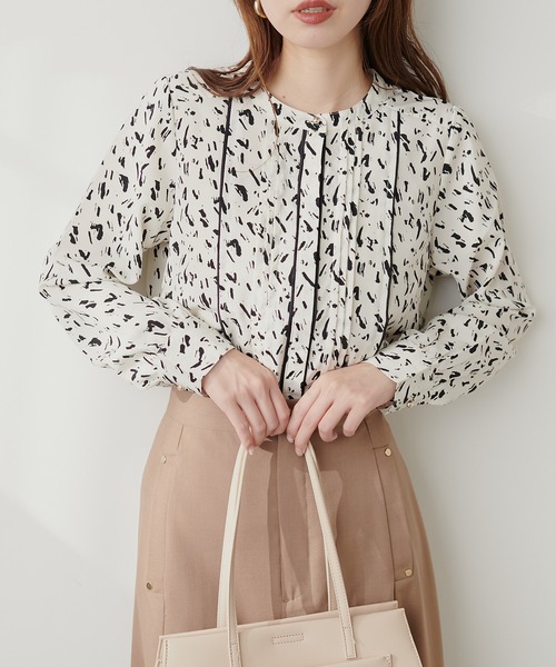 natural couture(ナチュラルクチュール)の「WEB限定 / ピンタック×パイピングブラウス(シャツ/ブラウス・レディース・オフホワイト/ピンクベージュ/サックスブルー/その他1・FREE)」の7枚目の写真