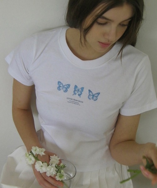 LETTER FROM MOON(レターフロムムーン)の「A'GEM/9 × .kom『LETTER FROM MOON/レターフロム ムーン』Triple Butterfly Crop Short Sleeve T-shirts/トリプル蝶クロップ 半袖カットソー(Tシャツ/カットソー・メンズ・ホワイト/ブラック・FREE)」の1枚目の写真