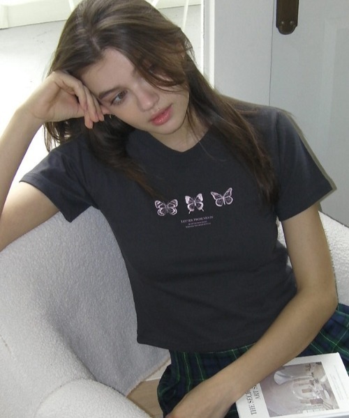 LETTER FROM MOON(レターフロムムーン)の「A'GEM/9 × .kom『LETTER FROM MOON/レターフロム ムーン』Triple Butterfly Crop Short Sleeve T-shirts/トリプル蝶クロップ 半袖カットソー(Tシャツ/カットソー・メンズ・ホワイト/ブラック・FREE)」の3枚目の写真