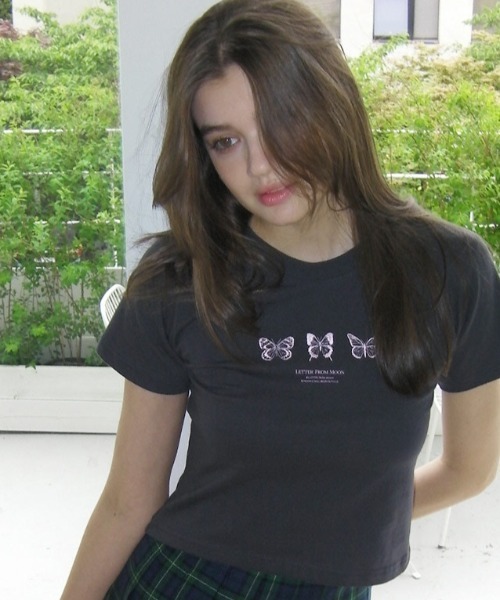 LETTER FROM MOON(レターフロムムーン)の「A'GEM/9 × .kom『LETTER FROM MOON/レターフロム ムーン』Triple Butterfly Crop Short Sleeve T-shirts/トリプル蝶クロップ 半袖カットソー(Tシャツ/カットソー・メンズ・ホワイト/ブラック・FREE)」の4枚目の写真