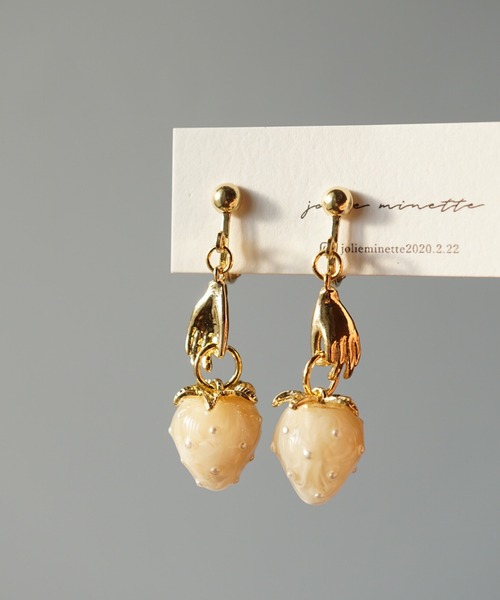 CERCA（チェルカ）の「jolie minette/もぎたて いちご狩り ゴールド イヤリング（イヤリング・レディース・ブラック/ベージュ/ブラウン/クリア・FREE）」の3枚目の写真