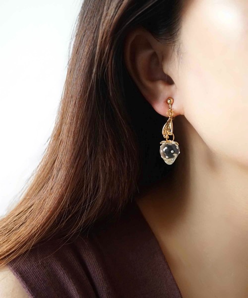 CERCA（チェルカ）の「jolie minette/もぎたて いちご狩り ゴールド イヤリング（イヤリング・レディース・ブラック/ベージュ/ブラウン/クリア・FREE）」の5枚目の写真