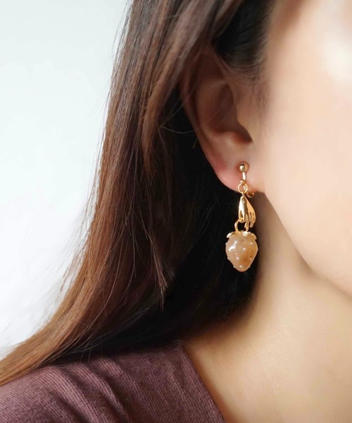 CERCA（チェルカ）の「jolie minette/もぎたて いちご狩り ゴールド イヤリング（イヤリング・レディース・ブラック/ベージュ/ブラウン/クリア・FREE）」の7枚目の写真