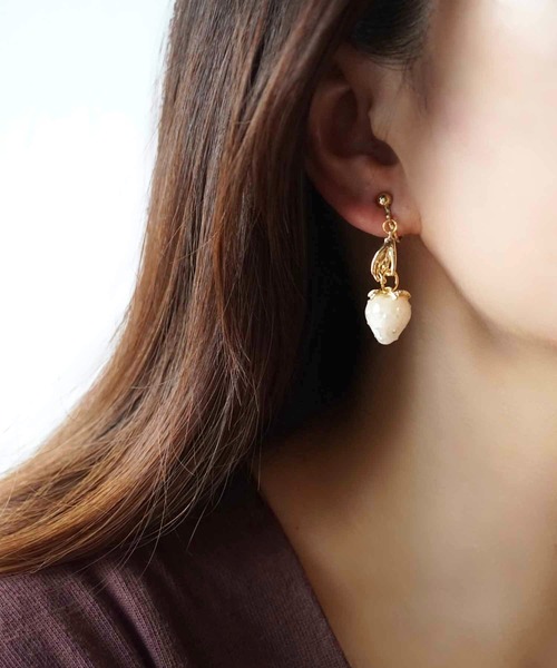 CERCA（チェルカ）の「jolie minette/もぎたて いちご狩り ゴールド イヤリング（イヤリング・レディース・ブラック/ベージュ/ブラウン/クリア・FREE）」の8枚目の写真