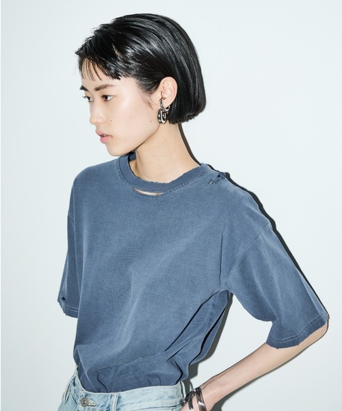 AIC.（エーアイシー）の「ピグメント加工カットアウトダメージTシャツ（Tシャツ/カットソー・レディース・チャコールグレー/オフホワイト/ネイビー/ブラウン・FREE）」の4枚目の写真