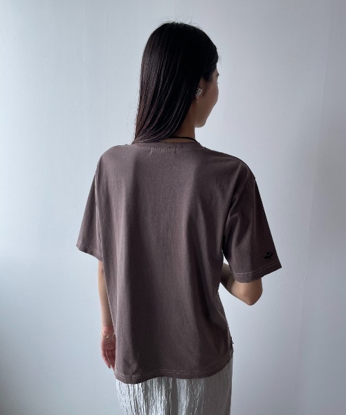 AIC.（エーアイシー）の「ピグメント加工カットアウトダメージTシャツ（Tシャツ/カットソー・レディース・チャコールグレー/オフホワイト/ネイビー/ブラウン・FREE）」の9枚目の写真