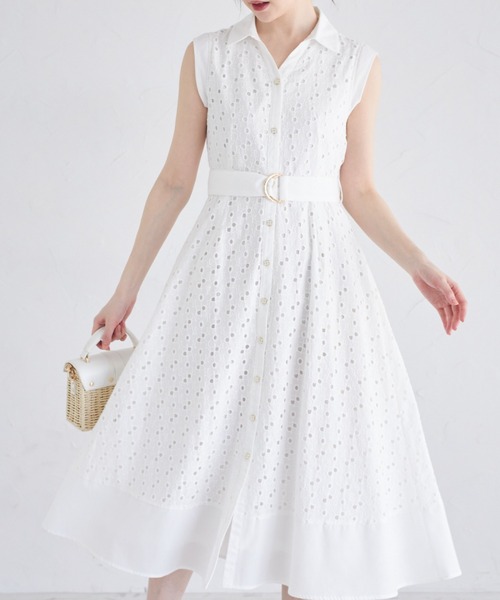 tocco closet(トッコ クローゼット)の「ベルト付き花釦フラワーコットンレースシャツワンピース(シャツワンピース・レディース・オフホワイト/グレイッシュブルー・M)」の1枚目の写真