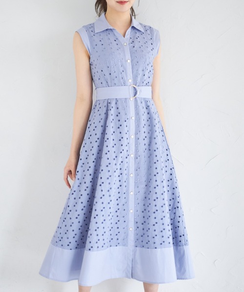 tocco closet(トッコ クローゼット)の「ベルト付き花釦フラワーコットンレースシャツワンピース(シャツワンピース・レディース・オフホワイト/グレイッシュブルー・M)」の2枚目の写真
