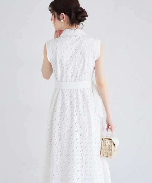 tocco closet(トッコ クローゼット)の「ベルト付き花釦フラワーコットンレースシャツワンピース(シャツワンピース・レディース・オフホワイト/グレイッシュブルー・M)」の22枚目の写真
