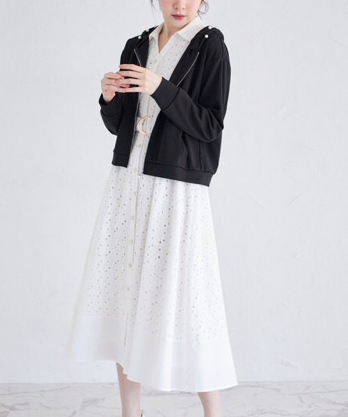 tocco closet(トッコ クローゼット)の「ベルト付き花釦フラワーコットンレースシャツワンピース(シャツワンピース・レディース・オフホワイト/グレイッシュブルー・M)」の19枚目の写真