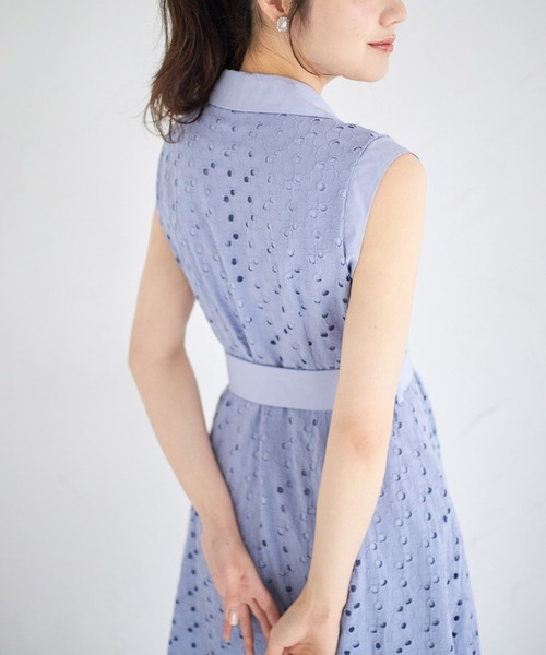 tocco closet(トッコ クローゼット)の「ベルト付き花釦フラワーコットンレースシャツワンピース(シャツワンピース・レディース・オフホワイト/グレイッシュブルー・M)」の17枚目の写真