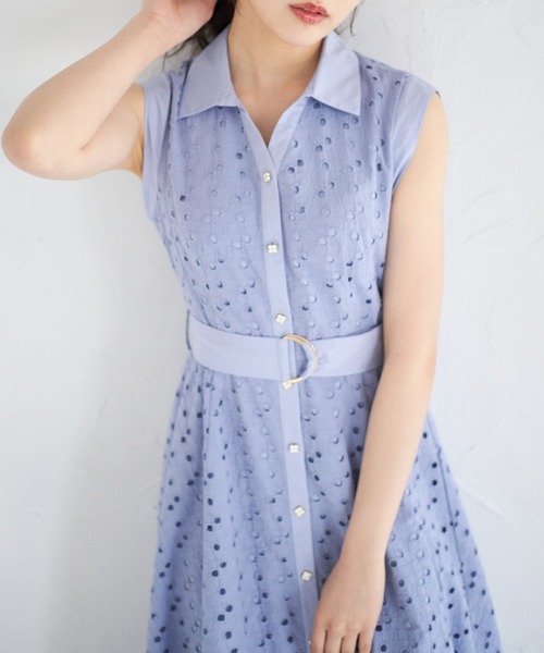 tocco closet(トッコ クローゼット)の「ベルト付き花釦フラワーコットンレースシャツワンピース(シャツワンピース・レディース・オフホワイト/グレイッシュブルー・M)」の16枚目の写真