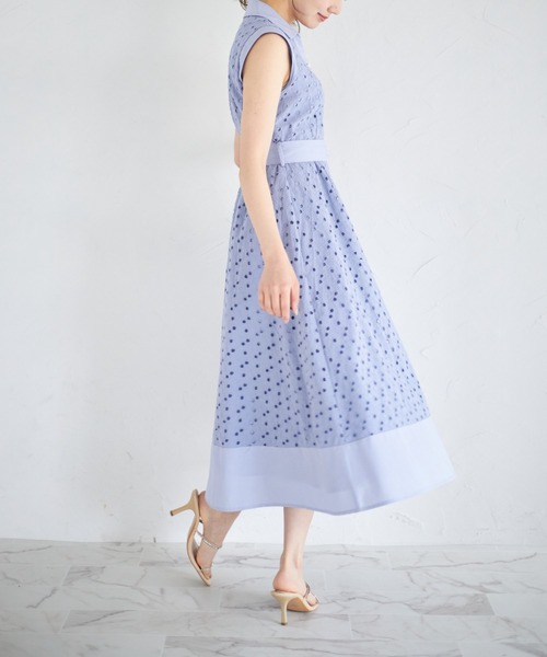 tocco closet(トッコ クローゼット)の「ベルト付き花釦フラワーコットンレースシャツワンピース(シャツワンピース・レディース・オフホワイト/グレイッシュブルー・M)」の15枚目の写真