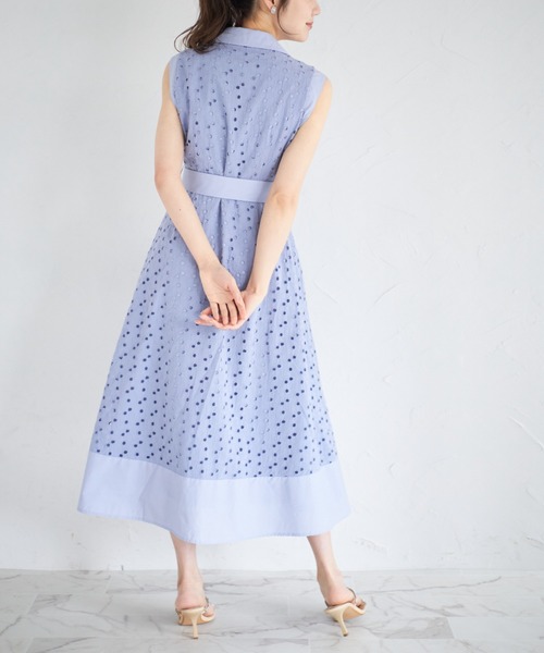 tocco closet(トッコ クローゼット)の「ベルト付き花釦フラワーコットンレースシャツワンピース(シャツワンピース・レディース・オフホワイト/グレイッシュブルー・M)」の14枚目の写真
