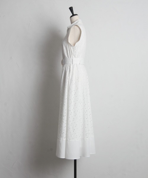 tocco closet(トッコ クローゼット)の「ベルト付き花釦フラワーコットンレースシャツワンピース(シャツワンピース・レディース・オフホワイト/グレイッシュブルー・M)」の11枚目の写真