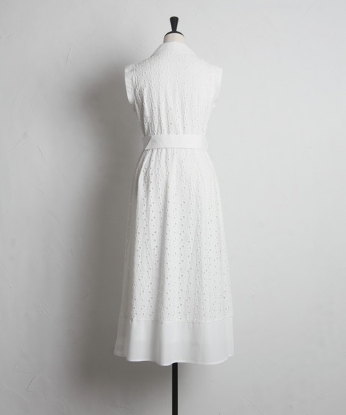 tocco closet(トッコ クローゼット)の「ベルト付き花釦フラワーコットンレースシャツワンピース(シャツワンピース・レディース・オフホワイト/グレイッシュブルー・M)」の10枚目の写真