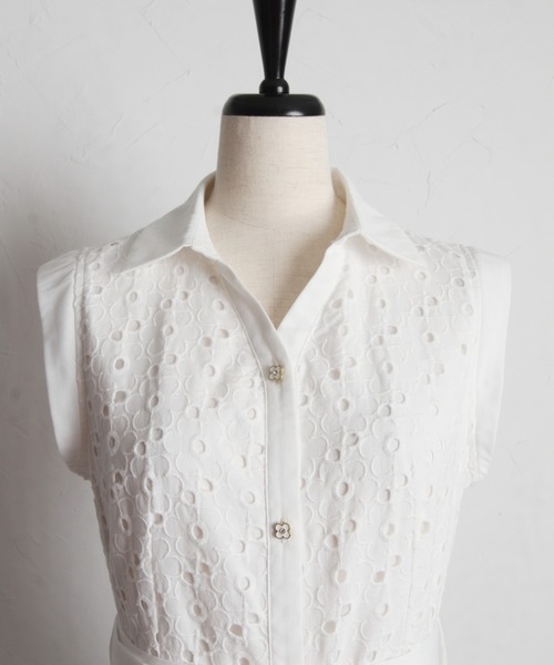 tocco closet(トッコ クローゼット)の「ベルト付き花釦フラワーコットンレースシャツワンピース(シャツワンピース・レディース・オフホワイト/グレイッシュブルー・M)」の9枚目の写真