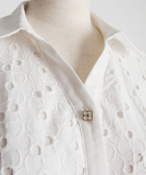 tocco closet(トッコ クローゼット)の「ベルト付き花釦フラワーコットンレースシャツワンピース(シャツワンピース・レディース・オフホワイト/グレイッシュブルー・M)」の8枚目の写真