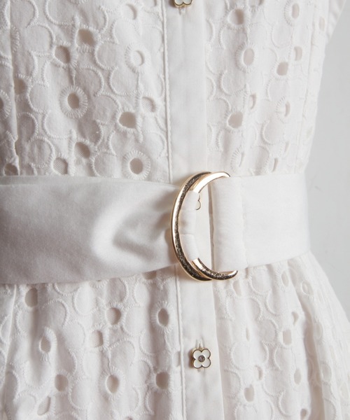 tocco closet(トッコ クローゼット)の「ベルト付き花釦フラワーコットンレースシャツワンピース(シャツワンピース・レディース・オフホワイト/グレイッシュブルー・M)」の7枚目の写真