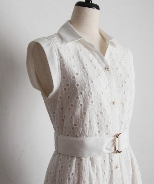 tocco closet(トッコ クローゼット)の「ベルト付き花釦フラワーコットンレースシャツワンピース(シャツワンピース・レディース・オフホワイト/グレイッシュブルー・M)」の6枚目の写真