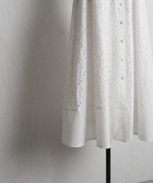 tocco closet(トッコ クローゼット)の「ベルト付き花釦フラワーコットンレースシャツワンピース(シャツワンピース・レディース・オフホワイト/グレイッシュブルー・M)」の5枚目の写真