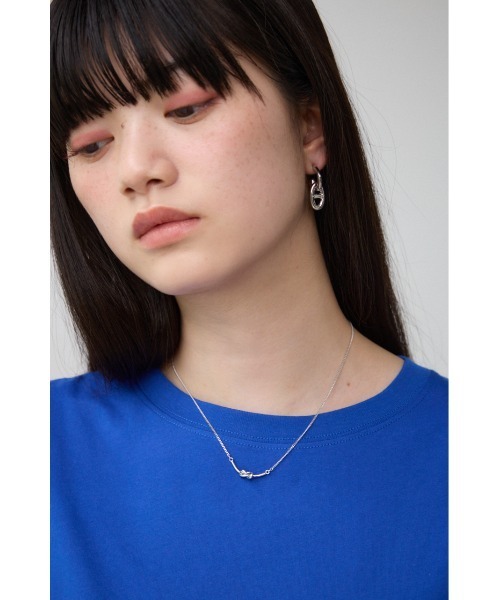 AZUL by moussy（アズールバイマウジー）の「ノットデザインスレンダーネックレス（ネックレス・レディース・ゴールド系その他/シルバー・FREE）」の3枚目の写真