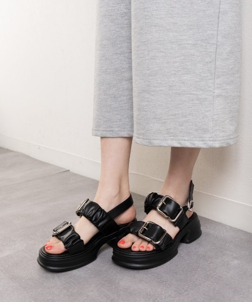 Fabby fabby(ファビィーファビィー)の「厚底ギャザー2ベルト金具サンダル(サンダル・レディース・ブラック/オフホワイト・SMALL/MEDIUM/LARGE)」の7枚目の写真