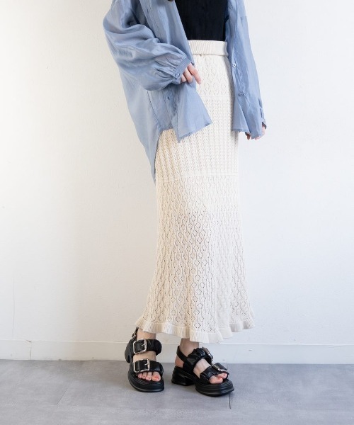 Fabby fabby(ファビィーファビィー)の「厚底ギャザー2ベルト金具サンダル(サンダル・レディース・ブラック/オフホワイト・SMALL/MEDIUM/LARGE)」の4枚目の写真