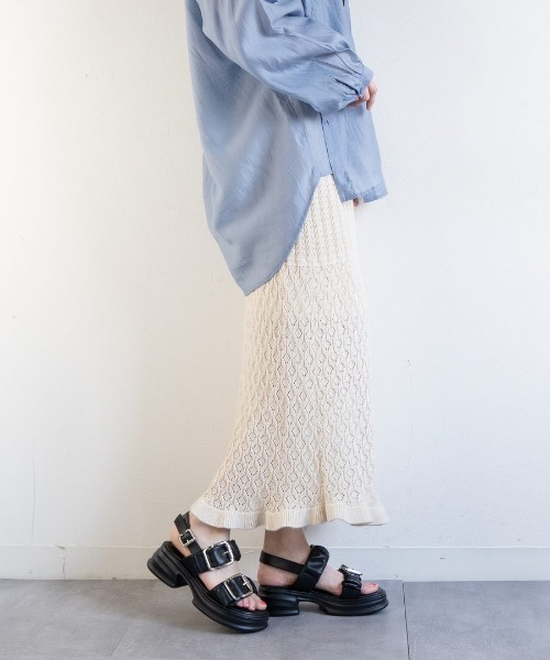 Fabby fabby(ファビィーファビィー)の「厚底ギャザー2ベルト金具サンダル(サンダル・レディース・ブラック/オフホワイト・SMALL/MEDIUM/LARGE)」の3枚目の写真