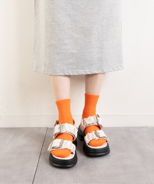 Fabby fabby(ファビィーファビィー)の「厚底ギャザー2ベルト金具サンダル(サンダル・レディース・ブラック/オフホワイト・SMALL/MEDIUM/LARGE)」の17枚目の写真